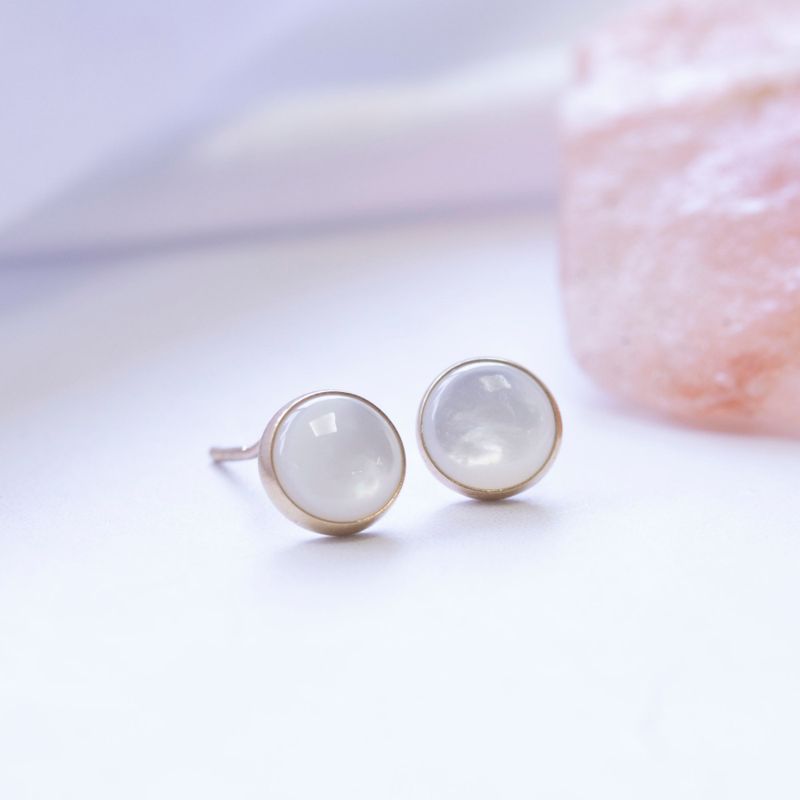 14K Yellow Gold Round White Shell 6mm Stud Earrings