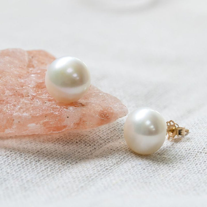 14K Yellow Gold Ball White Pearl 10mm Stud Earrings