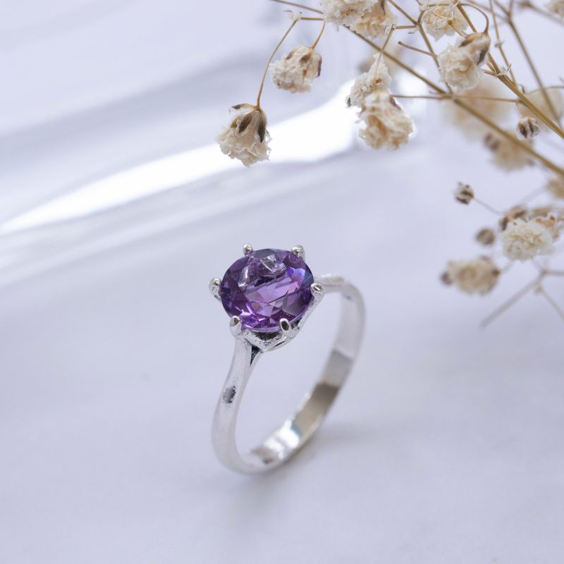 silver closed ring with amethyst 8mm facet