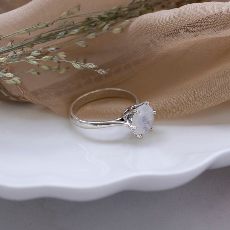 silver closed ring with moonstone 8mm facet