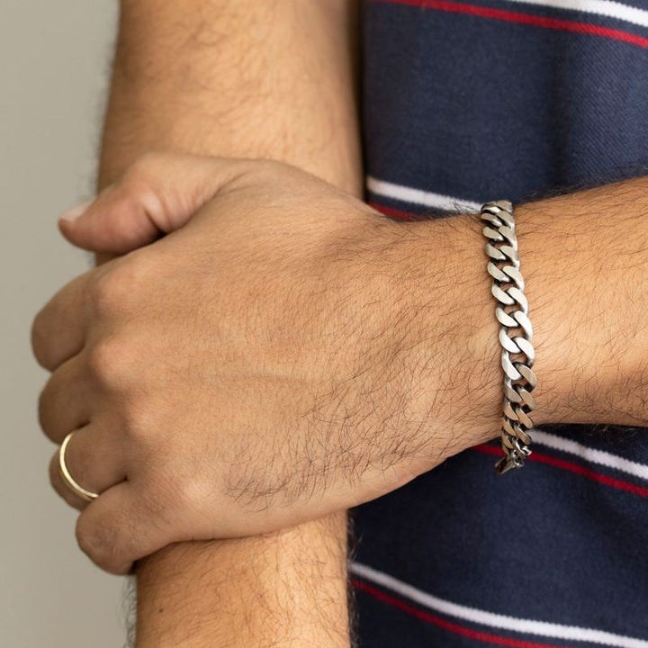 Big -thick -colored male bracelet in the form of blackened gourmet