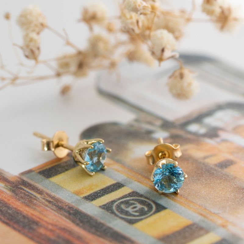 14 -Carat Gold Earrings In a Blue Topaz Stone Inlay 5 mm