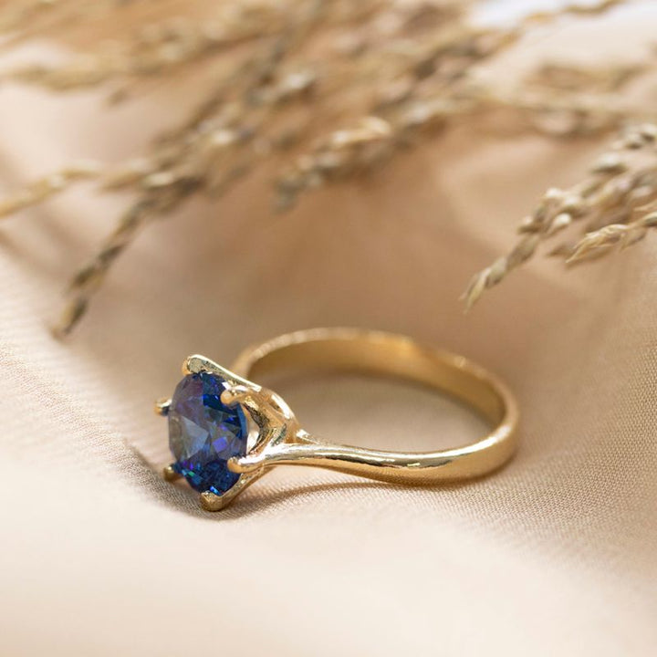 gold plated closed ring with dark blue cz 8mm facet
