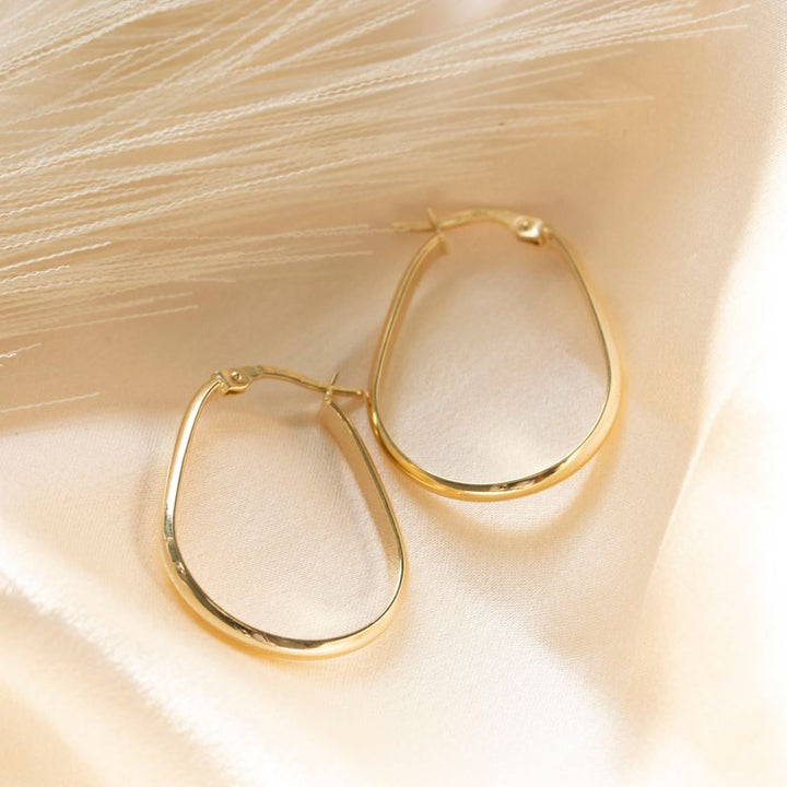 Yellow gold earrings in the shape of a pear