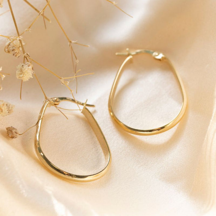 Yellow gold earrings in the shape of a pear