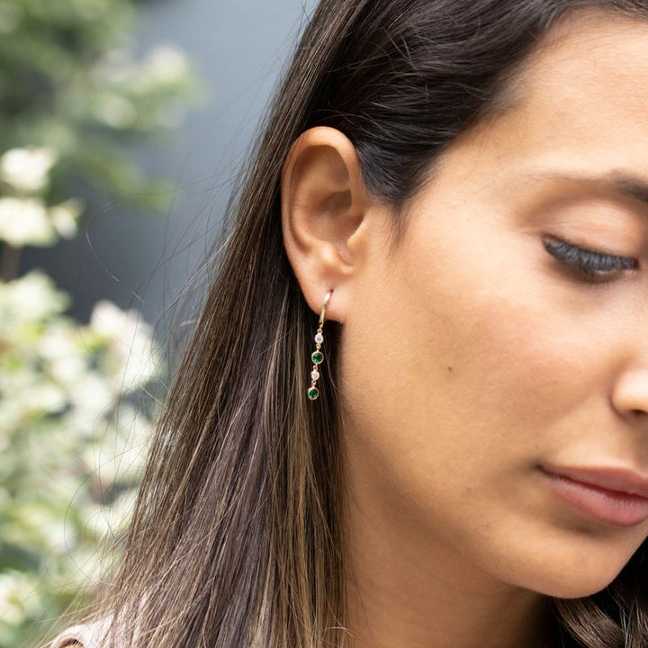 Yellow gold dangling earring with 2 green and white zircons