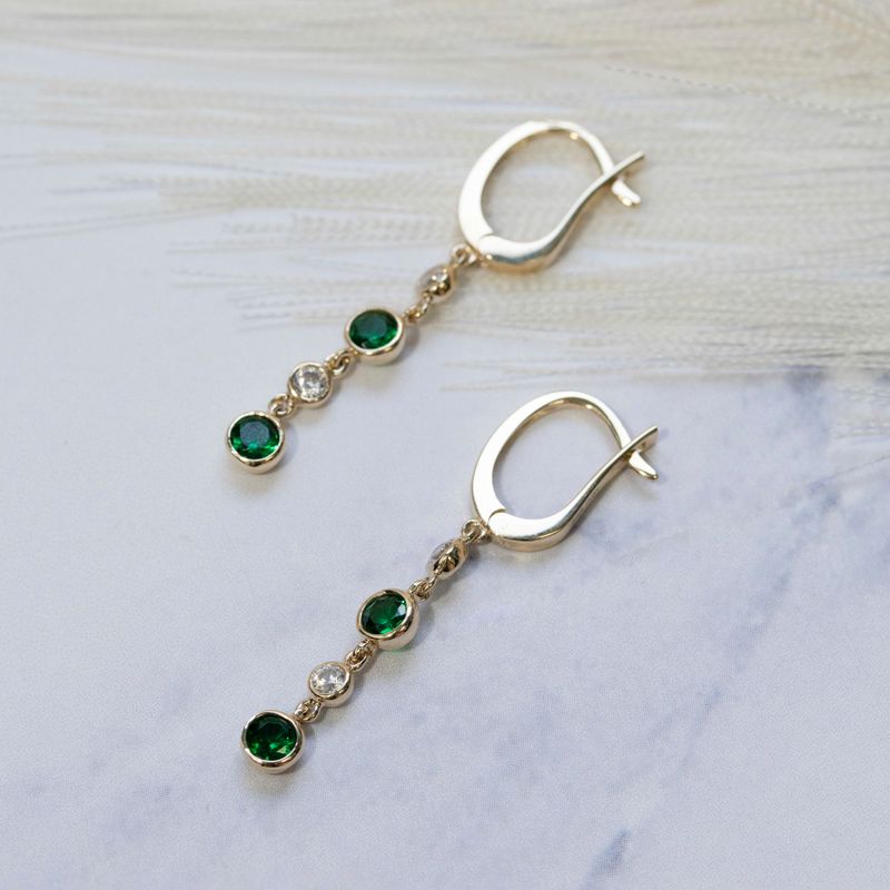 Yellow gold dangling earring with 2 green and white zircons