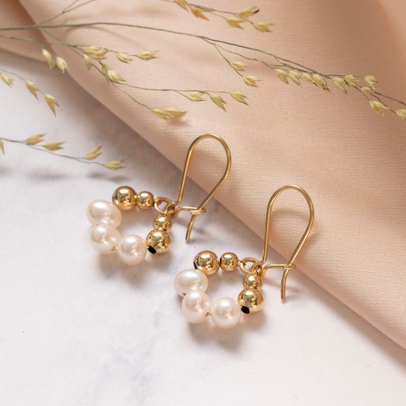 Yellow gold dangling earrings with pearl and gold beads
