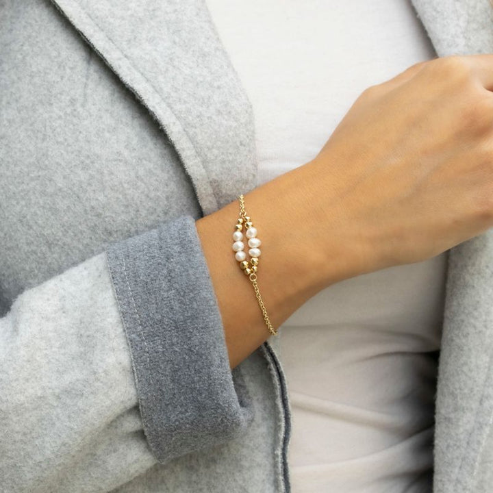 Yellow gold bracelet with 2 strips of gold and pearl beads