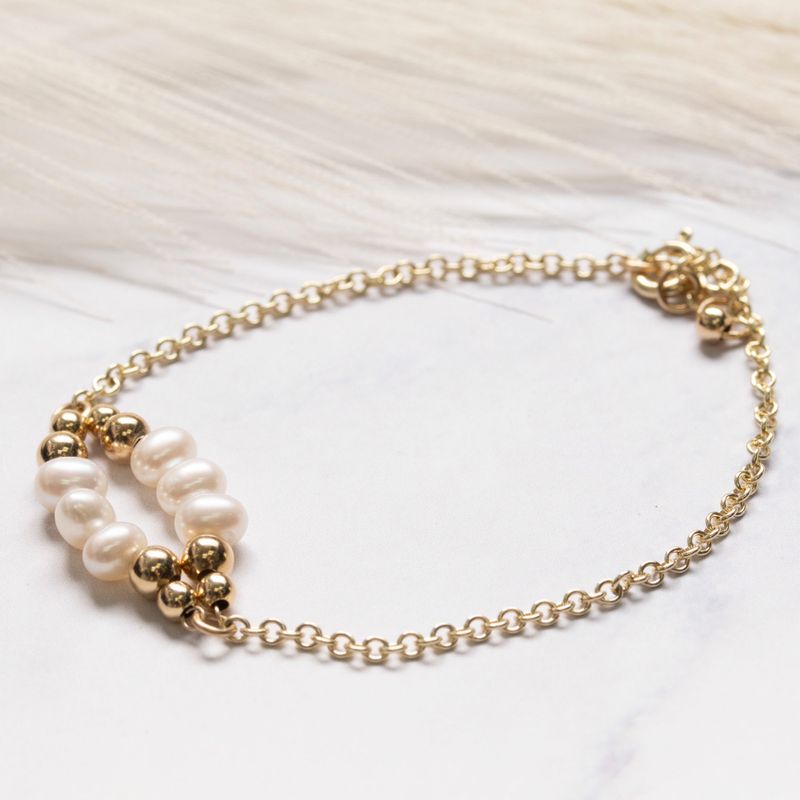 Yellow gold bracelet with 2 strips of gold and pearl beads