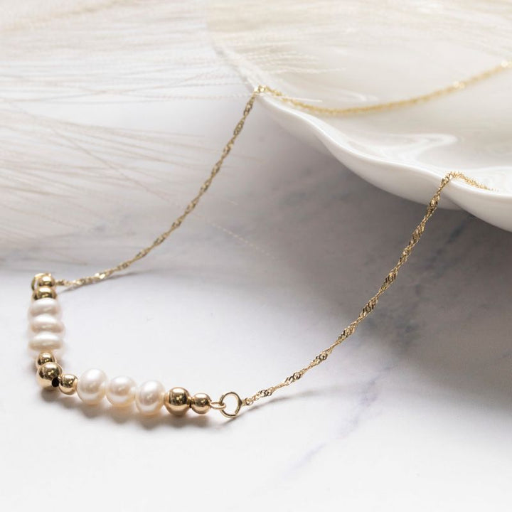 Yellow gold choker necklace with gold and pearl set