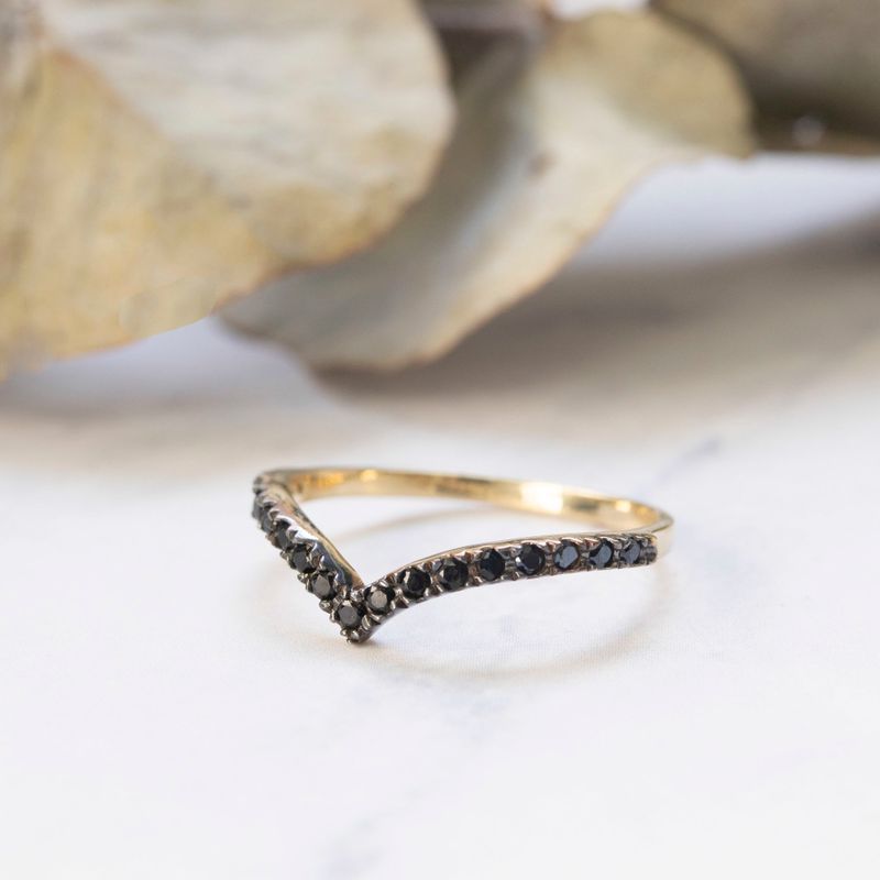 Yellow gold arrow shaped ring inlaid with white zircons