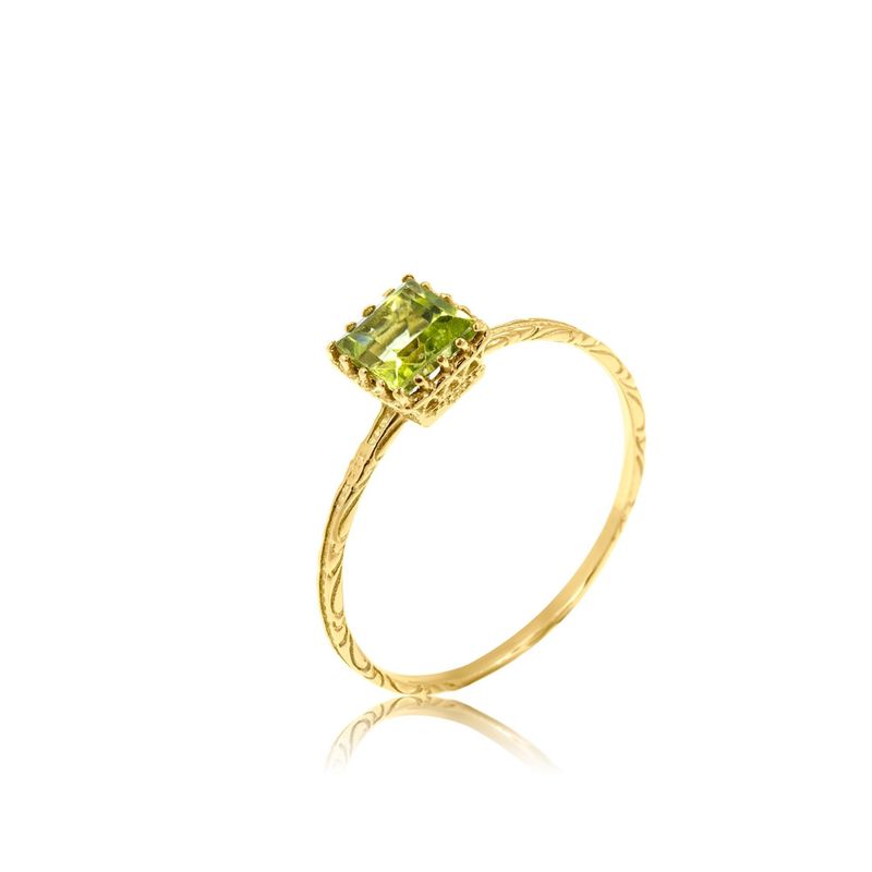 14K Yellow Gold Square Ring Inlaid With Peridot