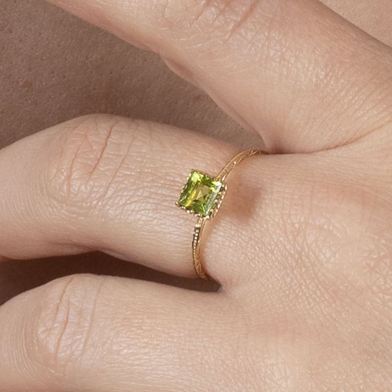 14K Yellow Gold Square Ring Inlaid With Peridot