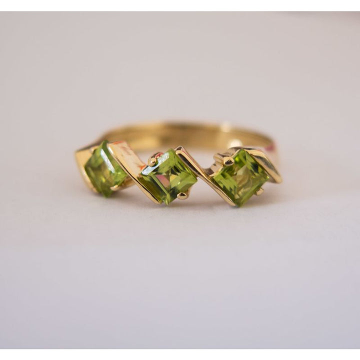 14k Yellow Gold Rhombus Peridot Ring