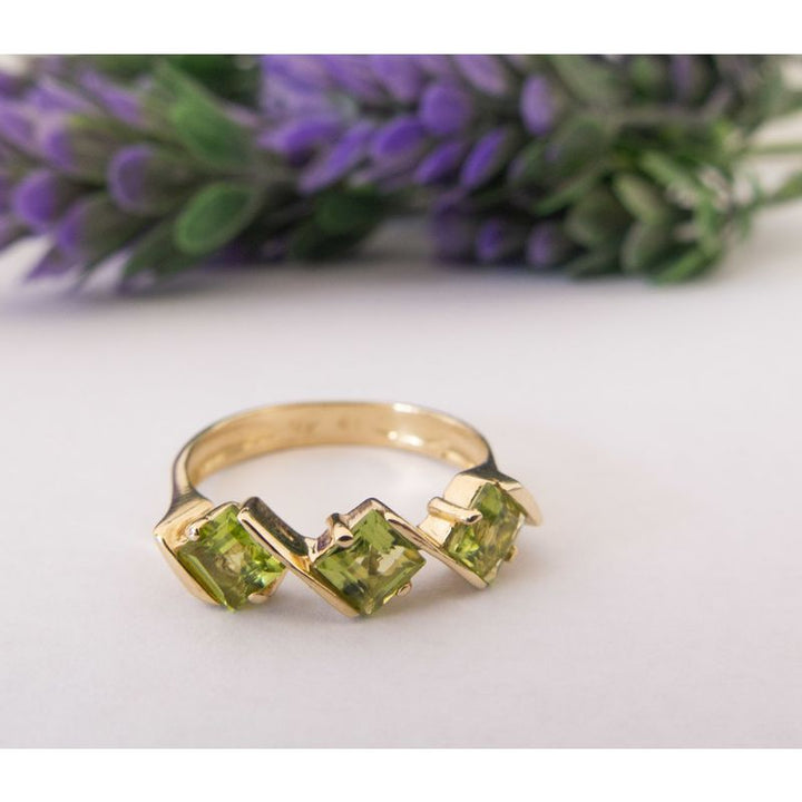 14k Yellow Gold Rhombus Peridot Ring