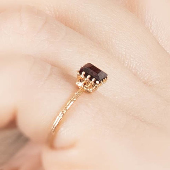 14K Rose Gold Square Ring Inlaid With Garnet
