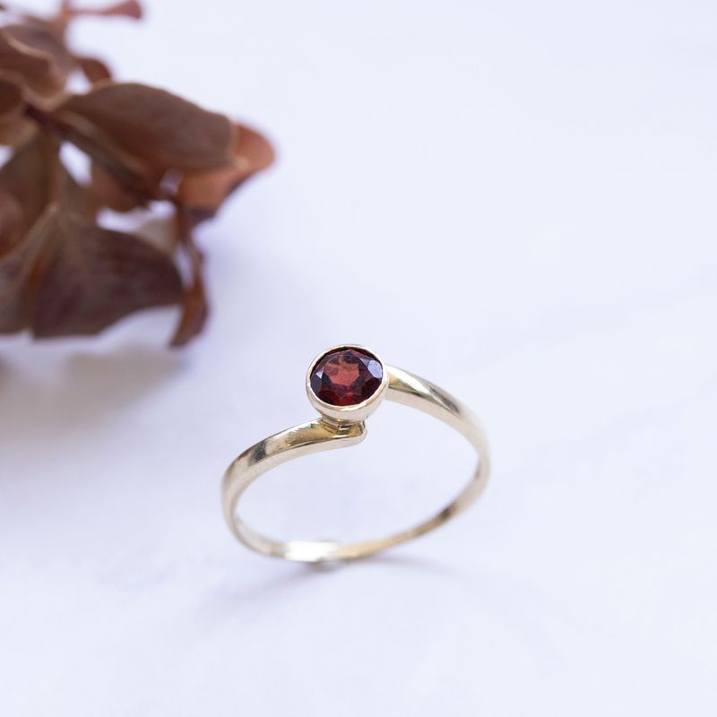 14K Yellow Gold Round Red Garnet 5mm Ring