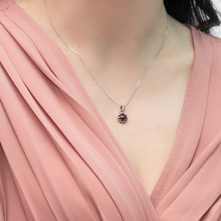 Silver Round Pendant Inlaid with Garnet