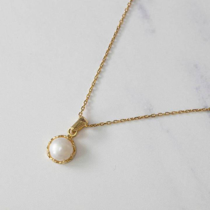 Gold Plated Round Pendant Inlaid with White Pearl