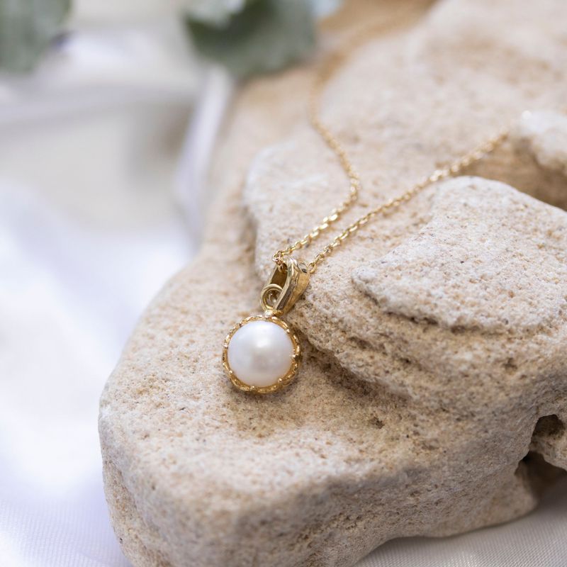 Gold Plated Round Pendant Inlaid with White Pearl