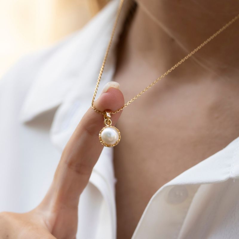 Gold Plated Round Pendant Inlaid with White Pearl